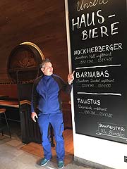Mit Kreide auf der Tafel: die aktuellen Hausbiere von Braumeister Uli Schindler (©Foto: Martin Schmitz)